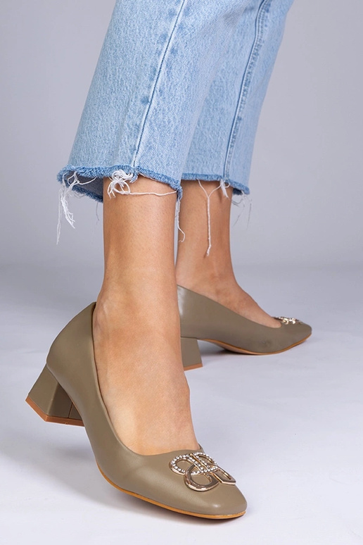 Décolleté verdi con tacco basso e...