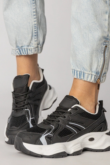 Scarpe sportive nere con suola spessa, „Klarris"
