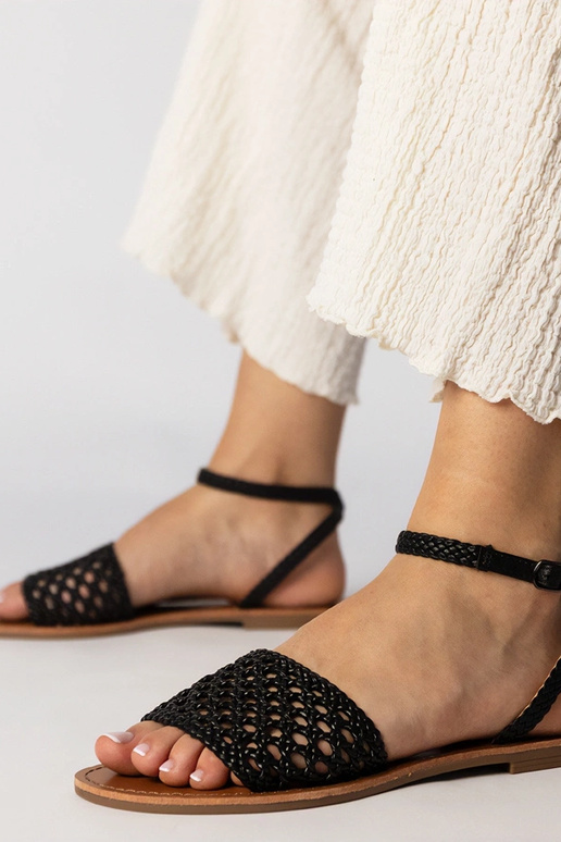 Sandali neri intrecciati con tacco...