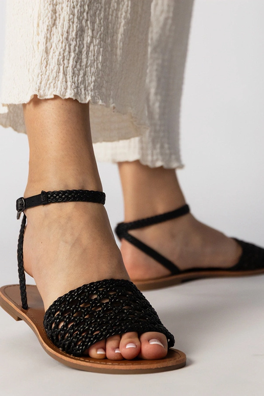 Sandali neri intrecciati con tacco...