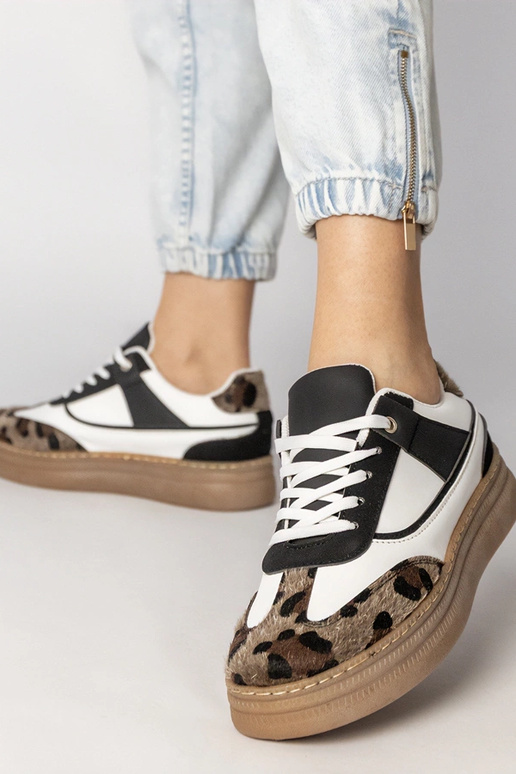 Scarpe sportive bianche e nere con...