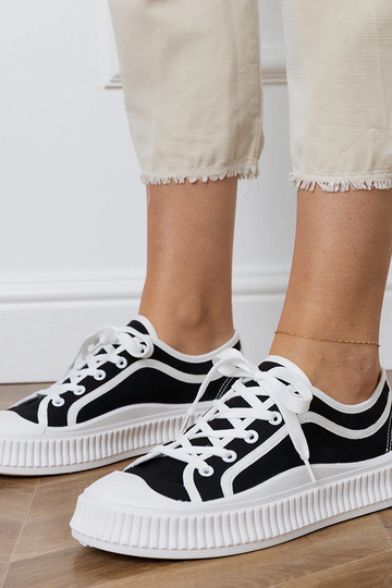 Scarpe nere con plateau per donna, "Salis"
