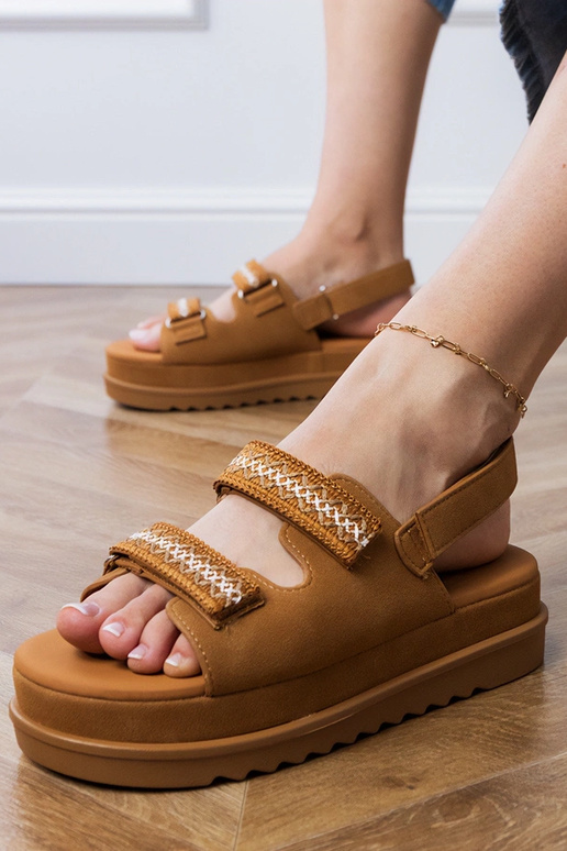 Sandali color caramello con cinturini...