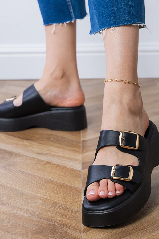 Infradito nere con fibbie e cinturini...