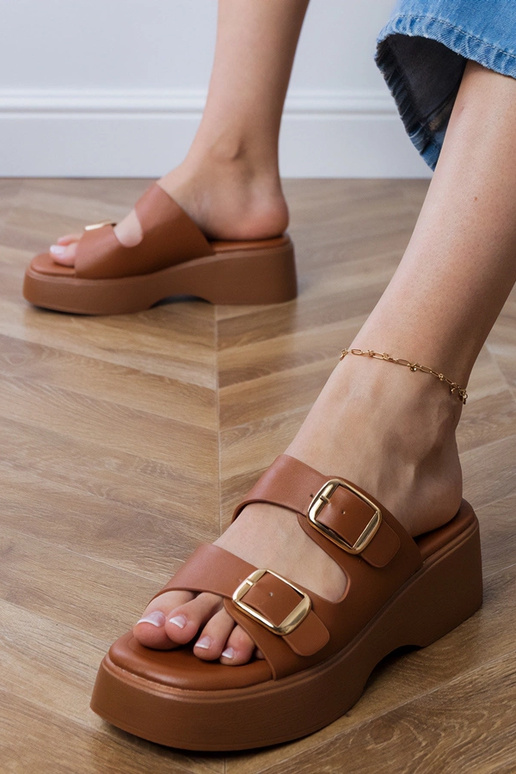 Pantofole marroni con fibbie sui...