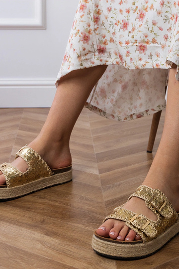 Pantofole tipo espadrillas dorate con paillettes e fibbie, "Induri"
