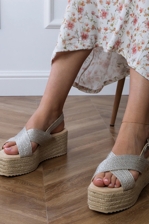 Sandalini argentati tipo espadrilla...