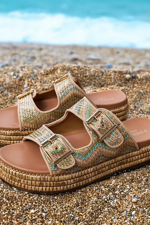 Pantofole dorate con fibbie sui...