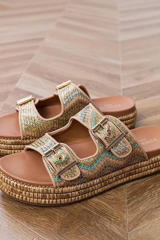 Pantofole dorate con fibbie sui...