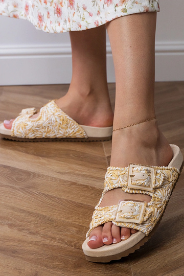 Pantofole beige intrecciate con fibbie sui cinturini, "Firada" 2