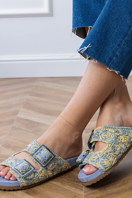 Pantofole blu lavorate con fibbie sui...