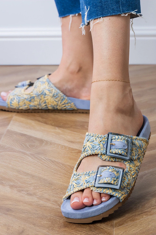 Pantofole blu lavorate con fibbie sui...