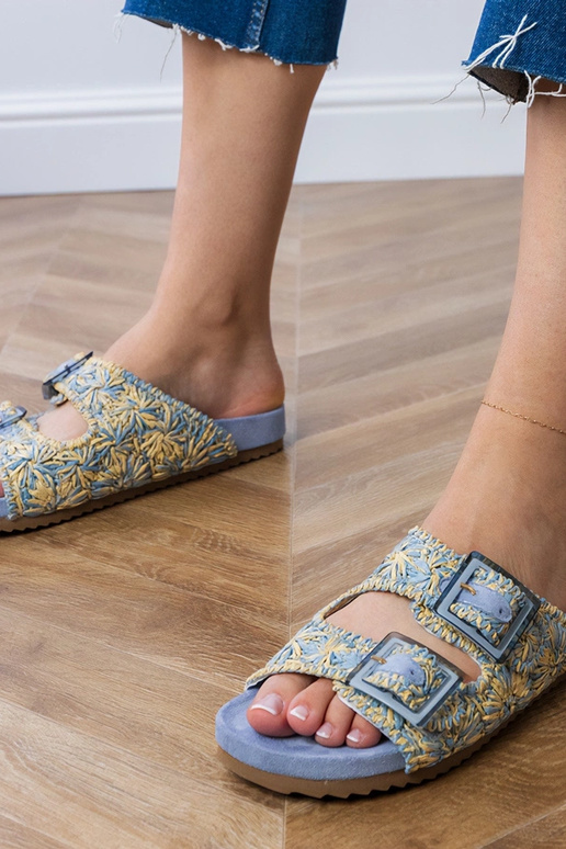 Pantofole blu lavorate con fibbie sui...