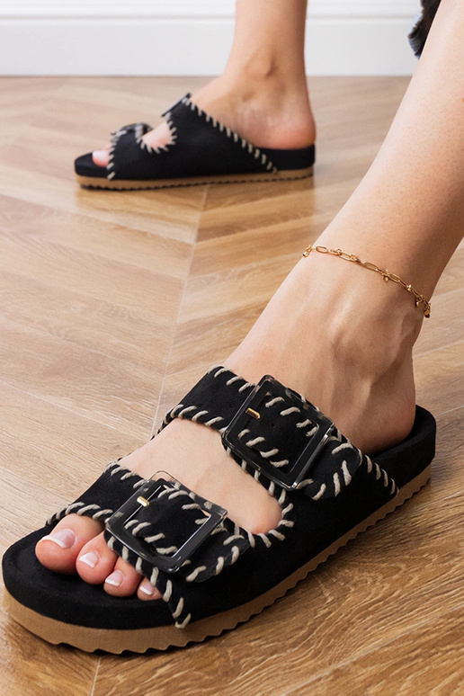 Pantofole nere con fibbie e ricami...