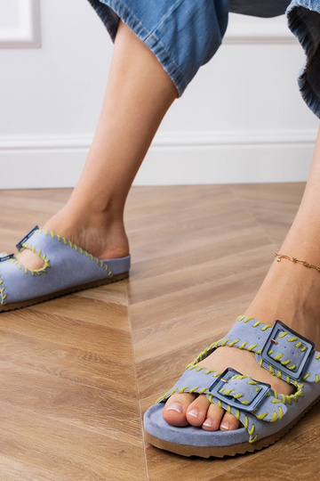Pantofole blu con fibbie e ricami sui cinturini, "Kim"