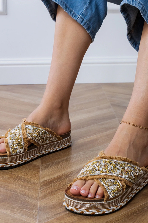 Pantofole beige con cristalli di...