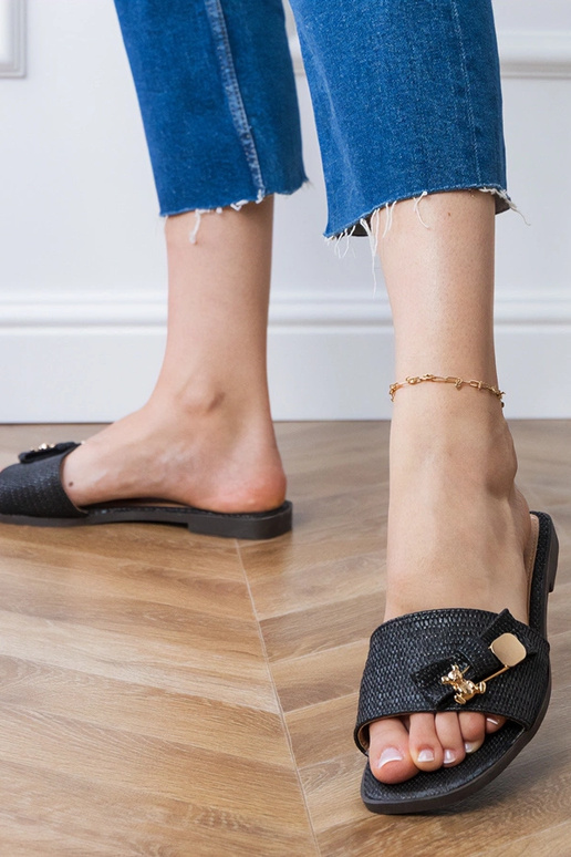 Pantofole nere piatte con decorazione...