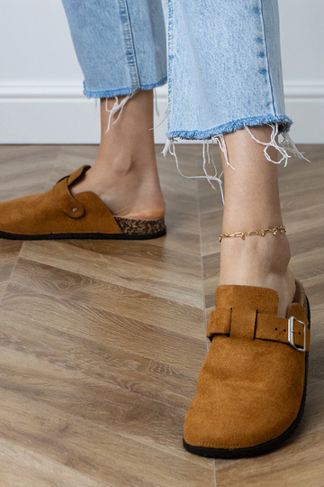 Pantofole chiuse marroni su...