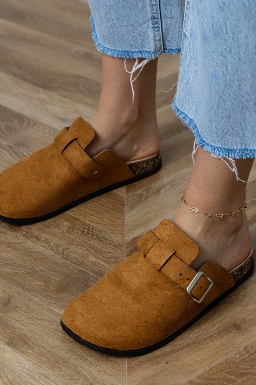 Pantofole chiuse marroni su sughero...