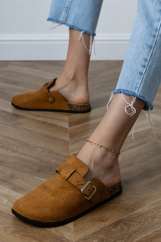 Pantofole chiuse marroni su sughero...