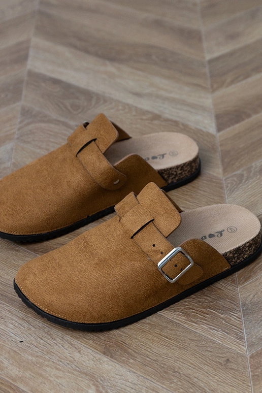 Pantofole chiuse marroni su sughero...