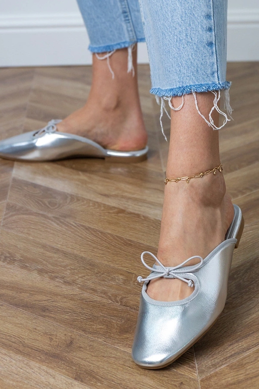 Pantofole chiuse argentate su suola...