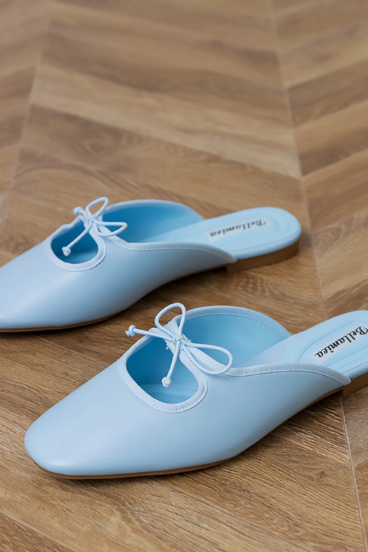 Pantofole chiuse blu su suola piatta...