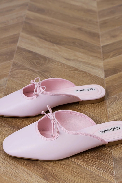 Pantofole chiuse rosa su suola piatta...