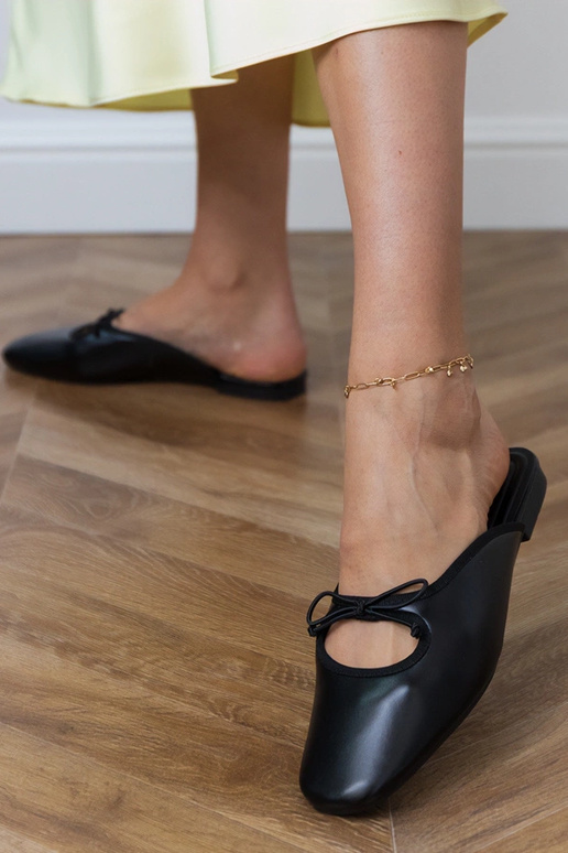 Pantofole chiuse nere su suola piatta...