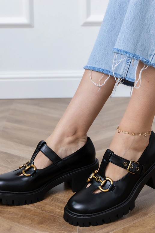 Scarpe stringate nere su suola spessa...