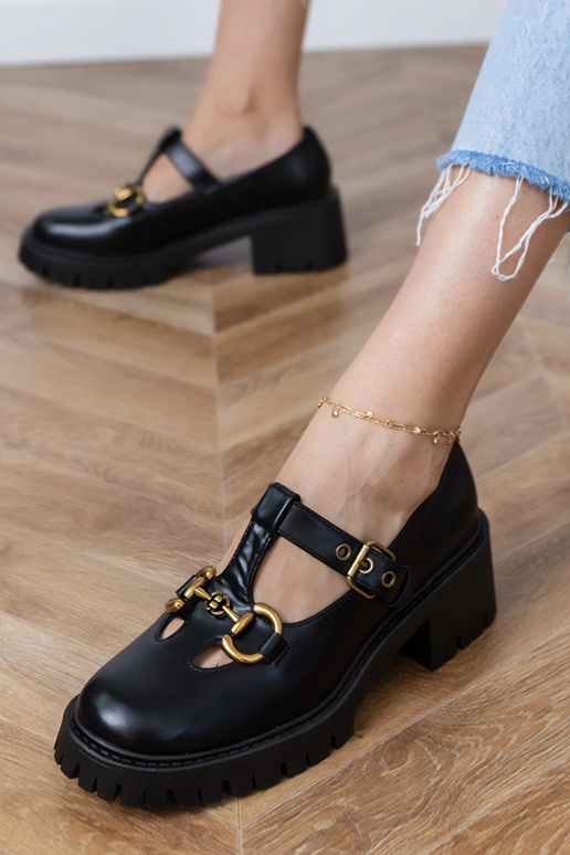 Scarpe stringate nere su suola spessa...