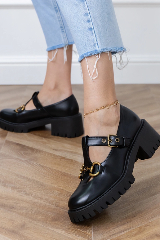 Scarpe stringate nere su suola spessa...