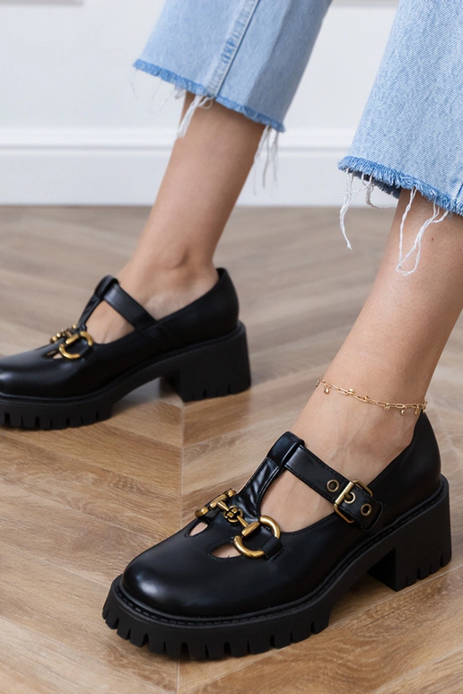 Scarpe stringate nere su suola spessa...