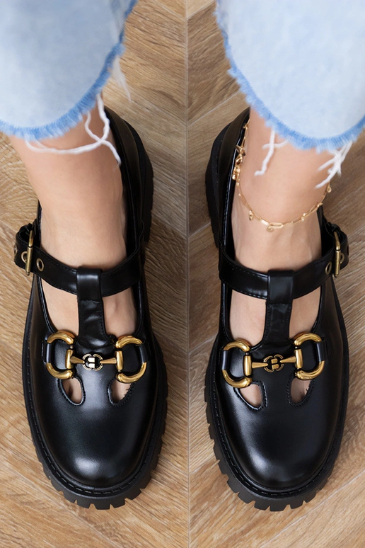 Scarpe stringate nere su suola spessa...