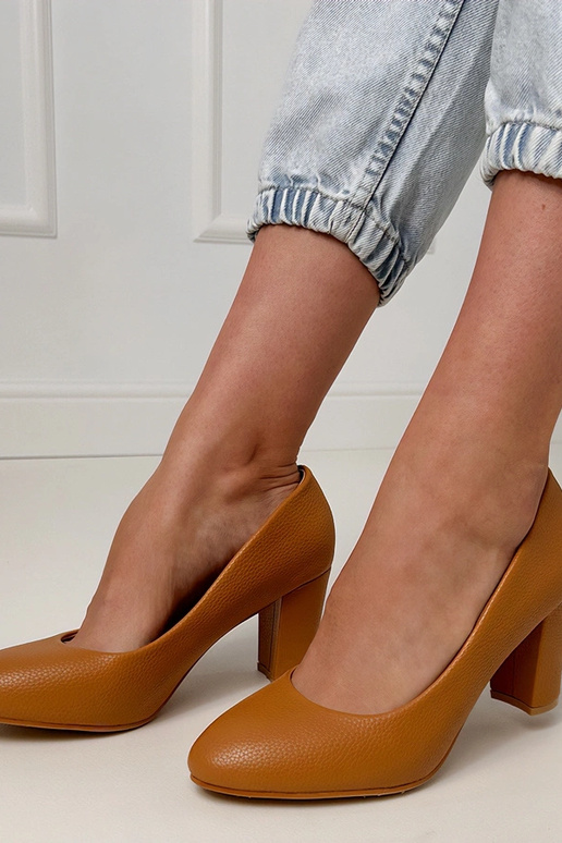 Sandali classici marroni con tacco...