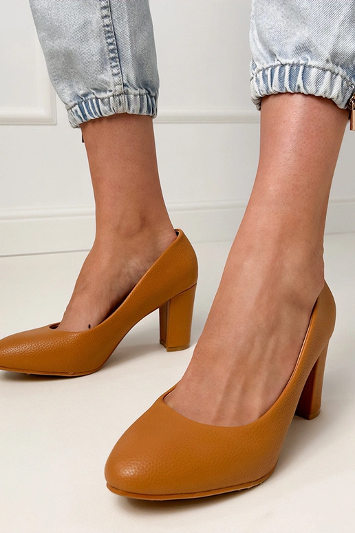 Sandali classici marroni con tacco...