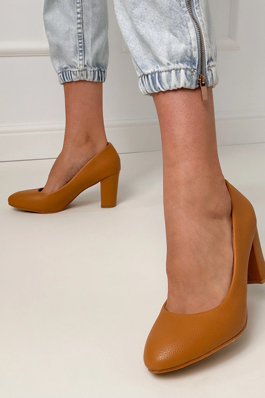 Sandali classici marroni con tacco...