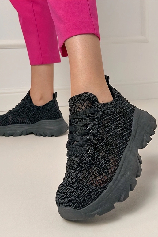 Scarpe sportive nere traforate con...