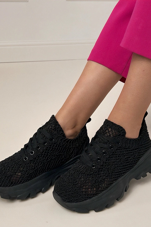 Scarpe sportive nere traforate con...