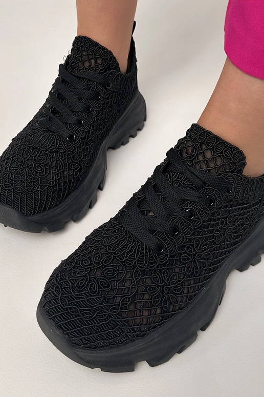 Scarpe sportive nere traforate con...
