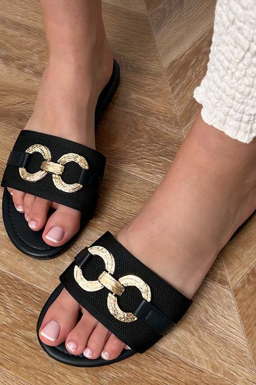 Ciabatte nere con decorazione dorata...
