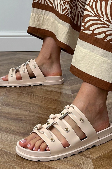 Ciabatte romane color sabbia con borchie Elenois