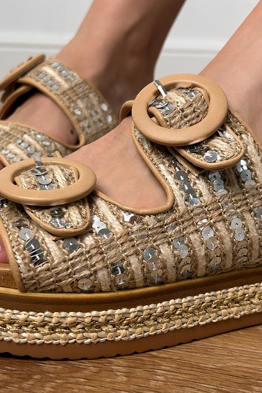 Ciabatte color sabbia intrecciate con...