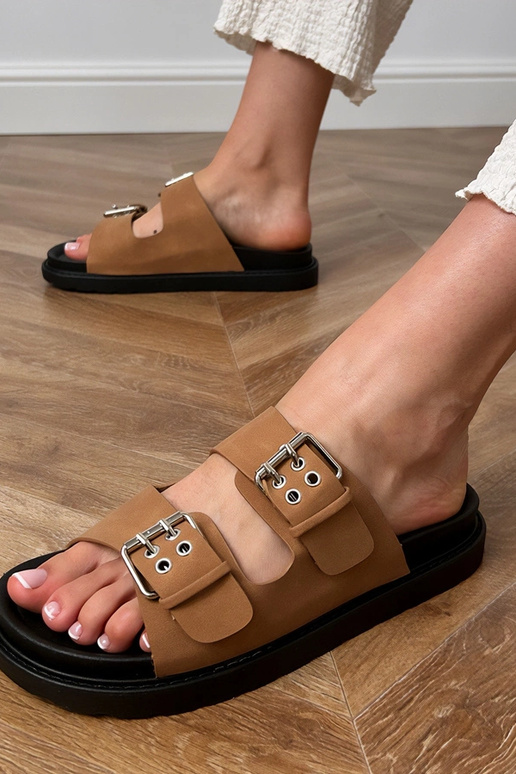 Ciabatte marroni con fibbie sulle...