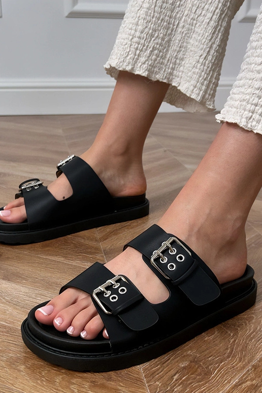 Ciabatte nere con fibbie sulle...