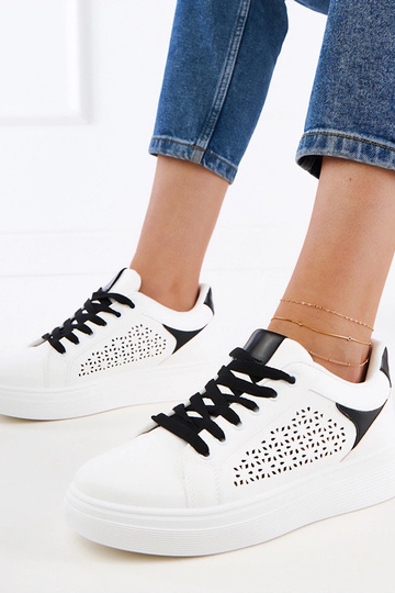 Scarpe sportive bianche con dettagli neri sulla piattaforma Remmi