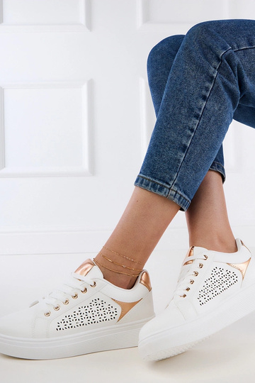 Scarpe sportive bianche con dettagli dorati sulla piattaforma Remmi