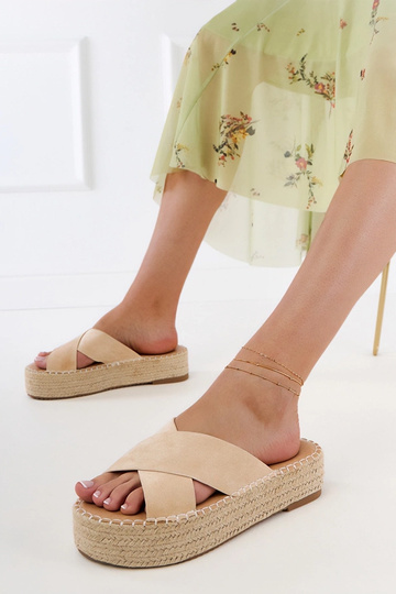 Infradito chiuse color sabbia in stile espadrillas con cinturini sulla piattaforma Jerisa