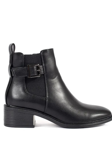 Scarpe modello classico di...