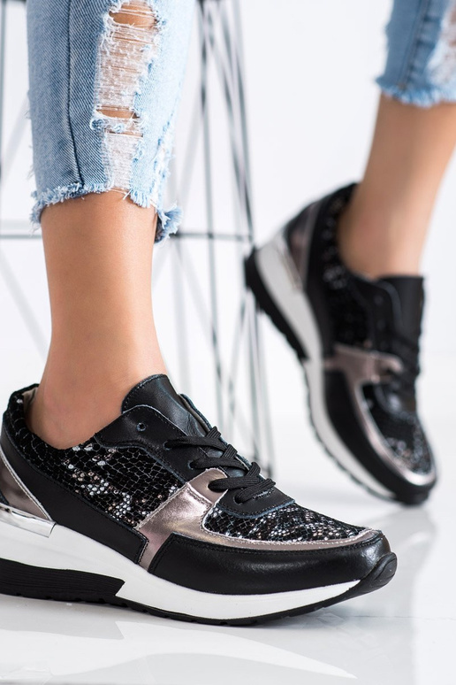 Shelovet di colore nero snekarsy